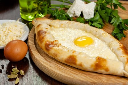 Хачапури по-аджарски в ресторане