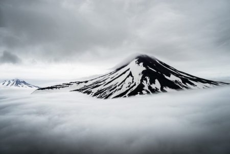 Авачинский вулкан вектор