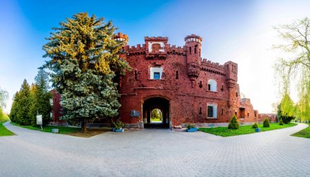 Холмские ворота символ Брестской крепости