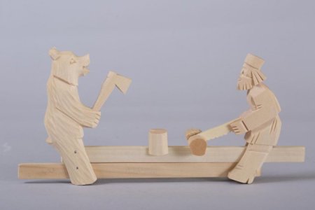 Деревянная игрушка медведь и мужик