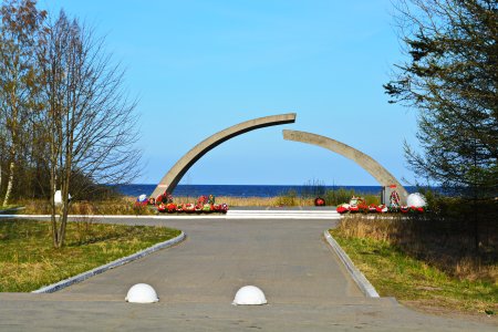 Памятник на Ладожском озере разорванное кольцо