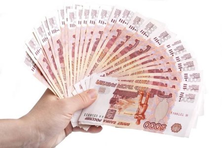 Веер денег в руках