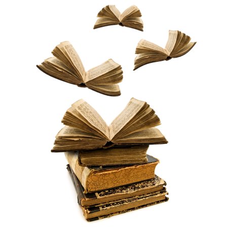 Раскрытые книги в воздухе