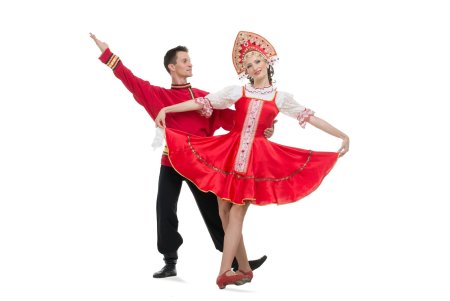 Танцоры в русских народных костюмах