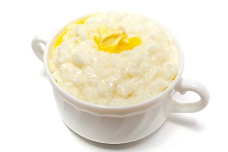 Молочная каша на белом фоне