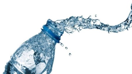 Вода льется в бутылку