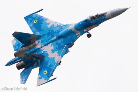 Военный самолет Су 27