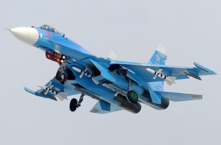 Самолет истребитель военные Су 27
