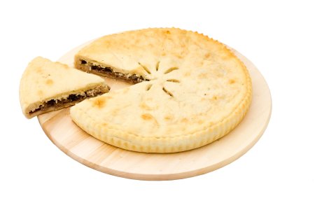 Осетинский пирог на белом фоне