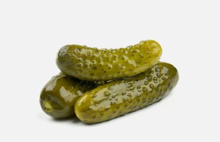 Соленые огурцы на белом фоне