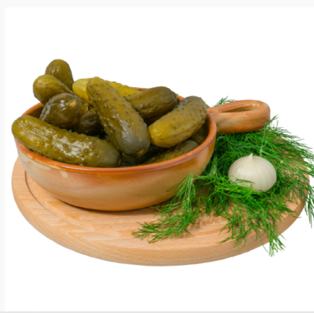 Огурцы маринованные на тарелке