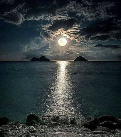 Отражение Луны в море ночью