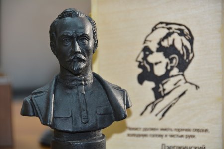 Феликс Дзержинский профиль