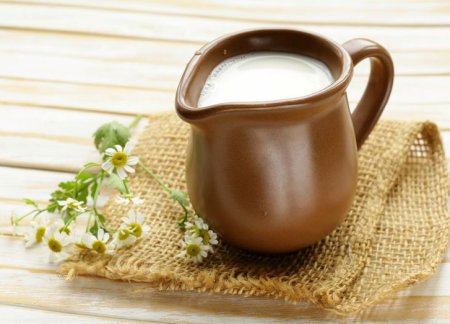 Глиняный кувшин с молоком