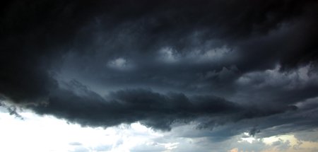 Тёмные тучи на прозрачном фоне