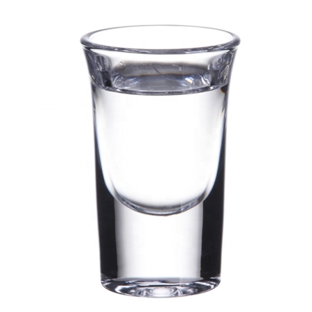 Рюмка водки на белом фоне