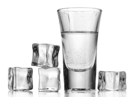 Стопка водки на белом фоне
