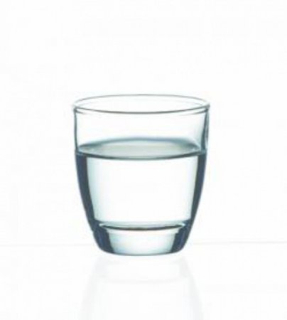 Рюмка водки на белом фоне