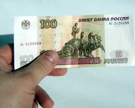 СТО рублей на белом фоне