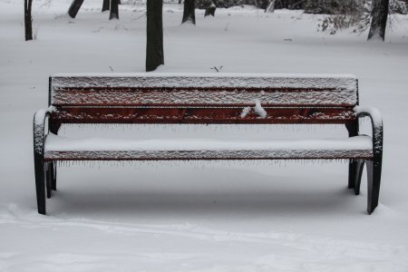 Заснеженная скамейка