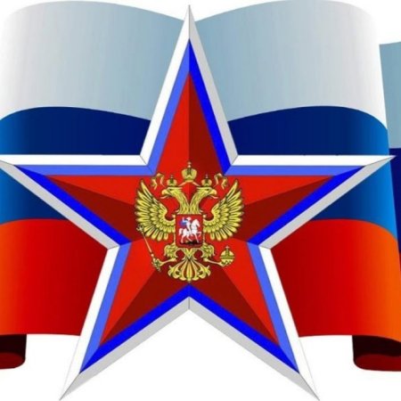 Солдат на фоне российского флага