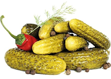 Соленые огурцы на белом фоне