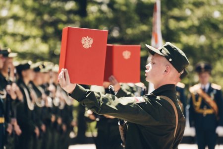 Солдат дает присягу