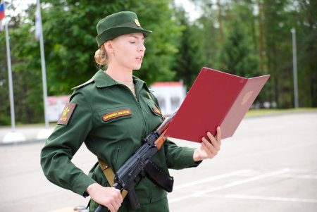 Военная присяга девушки