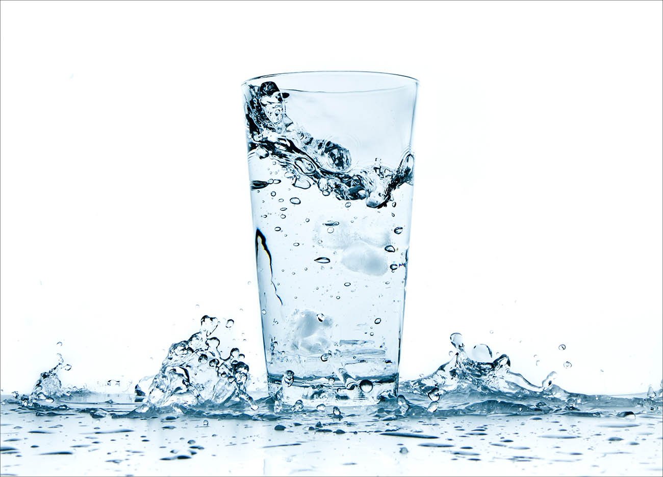 Включи стакан воды. Стакан воды. Стакан воды брызги. Вода на белом фоне. Стакан воды на белом фоне.