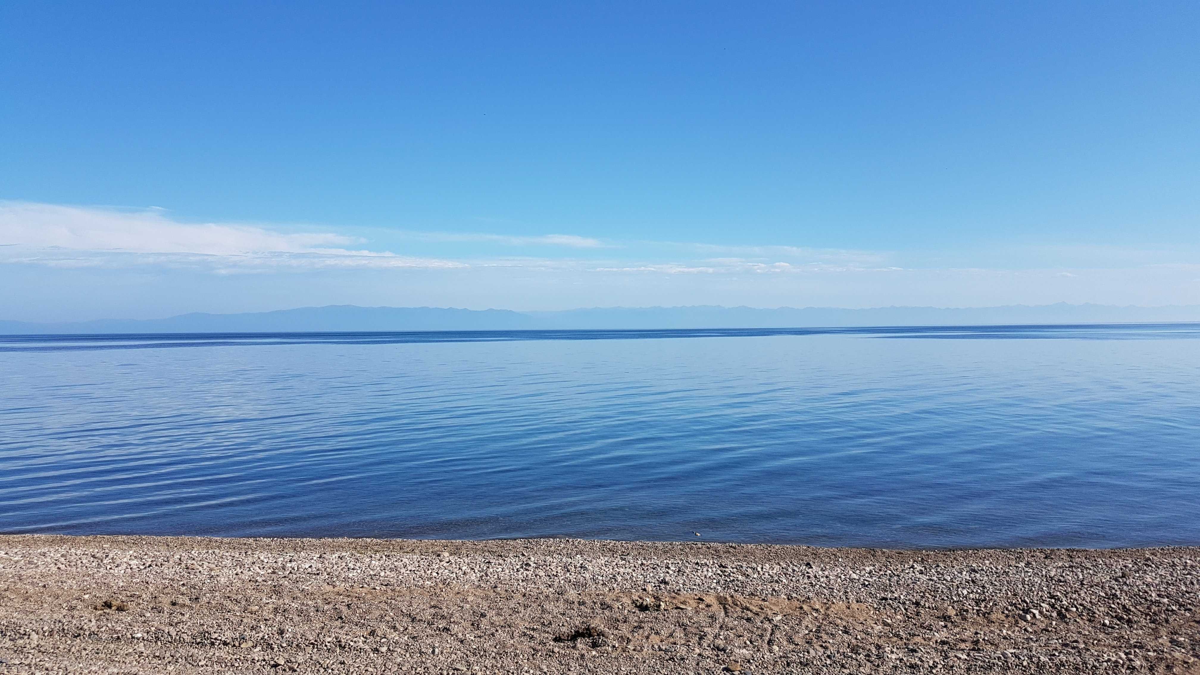 Голубое озеро байкал. Озеро Байкал. Озеро Байкал вода. Байкал водная гладь. Голубая вода Байкала.