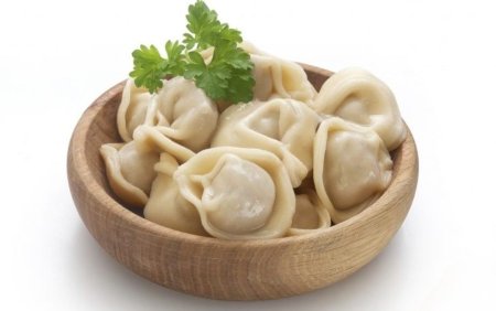 Пельмени на белом фоне