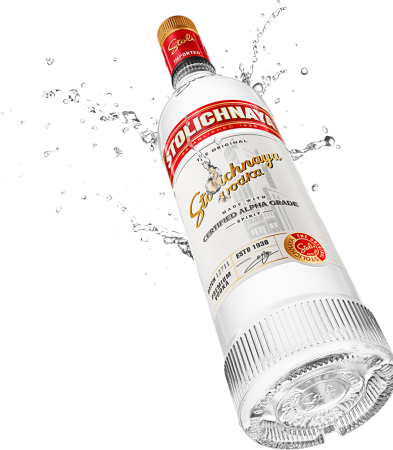 Бутылка водки на прозрачном фоне