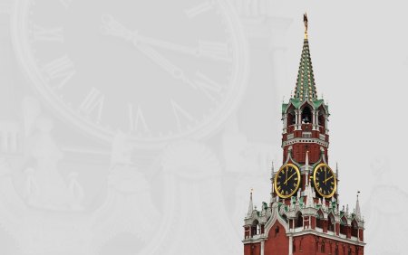Московский Кремль на белом фоне