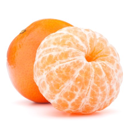 Мандарин на белом фоне