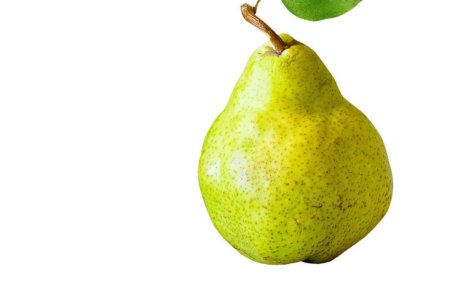 Желтая груша на белом фоне