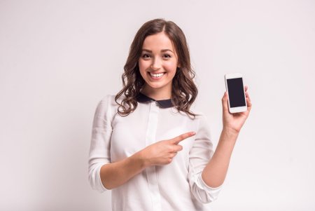 Девушка со смартфоном