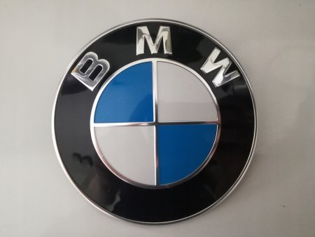 BMW значок на машине