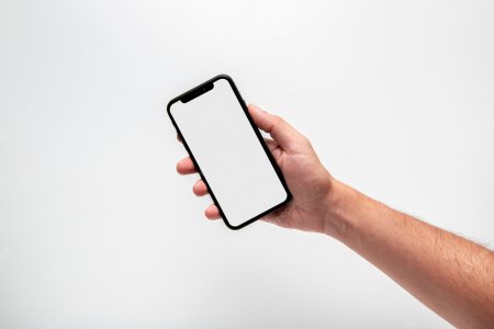 Рука держит смартфон