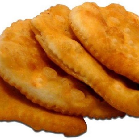 Пирожки жареные на белом фоне