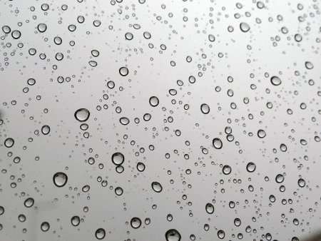 Светлый фон с капельками воды