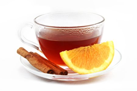Чашка чая на белом фоне