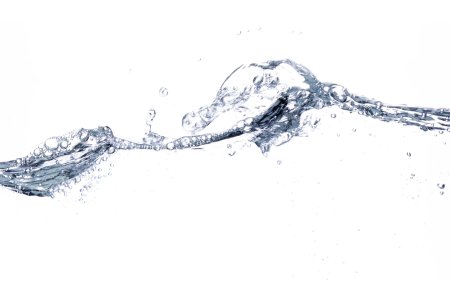 Струя воды на белом фоне