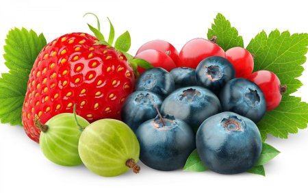 Земляника клубника красная смородина