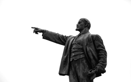 Статуя Ленина с вытянутой рукой