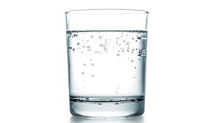Газированная вода на белом фоне