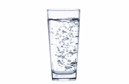 Стакан воды на белом фоне