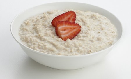 Овсяная каша на белом фоне