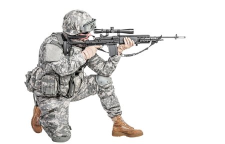 Военный на белом фоне