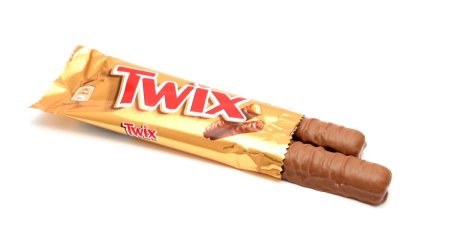 Twix на белом фоне