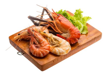Морепродукты на белом фоне